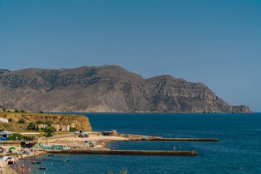 Kırım Cumhuriyeti 'ne. 11 Temmuz 2021. Sudak kasabası yakınlarındaki Kapsel Körfezi 'nde Karadeniz kıyısında seyrek nüfuslu kumlu plajlar..