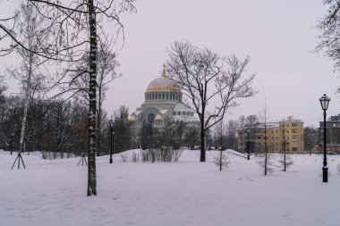 - Rusya. Kronstadt, 28 Ocak 2022. Soğuk bir günde Aziz Niklas Donanma Katedrali manzarası.