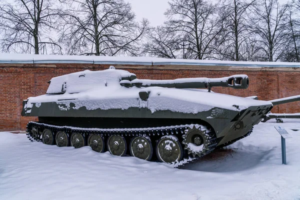 Rosja. Kronstadt, 28 stycznia 2022. Goździk samobieżny 2S1 w Parku Patriotycznym. — Zdjęcie stockowe
