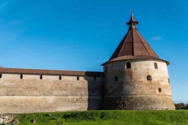 - Rusya. Leningrad bölgesi. 10 Eylül 2021. Neva Nehri 'nden Oreshek Kalesi' ndeki Golovin Kulesi 'nin manzarası.