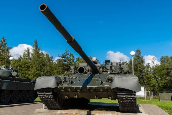 Rosja. Leningradzki region. 10 września 2021. Czołg T-80 w pobliżu muzeum-panoramy przełomu oblężenia Leningradu. — Zdjęcie stockowe