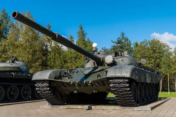 A Rússia. Região de Leningrado. 10 de setembro de 2021. Tanque T-72 perto do museu-panorama do Avanço do cerco de Leningrado. — Fotografia de Stock