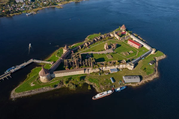 Rusia. Región de Leningrado. 10 de septiembre de 2021. Vista de la fortaleza de Oreshek cerca de la ciudad de Shlisselburg desde una vista de pájaro. —  Fotos de Stock