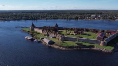 - Rusya. Leningrad bölgesi. 10 Eylül 2021. Güneşli bir havada Shlisselburg yakınlarındaki Oreshek kalesinin kuş bakışı görüntüsü.