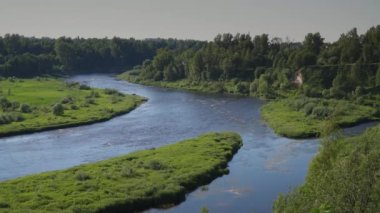 - Rusya. 20 Haziran 2021. Novgorod bölgesi. Borovichi kasabası yakınlarındaki Msta Nehri 'nin güneşli havasında yüksek kıyının manzarası..