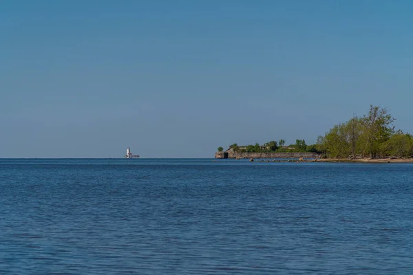 ロシアだ クロンシュタット 2021年5月30日 絵のような風景です フィンランド湾の水平線にあるリーフ砦とトルブキン灯台 — ストック写真