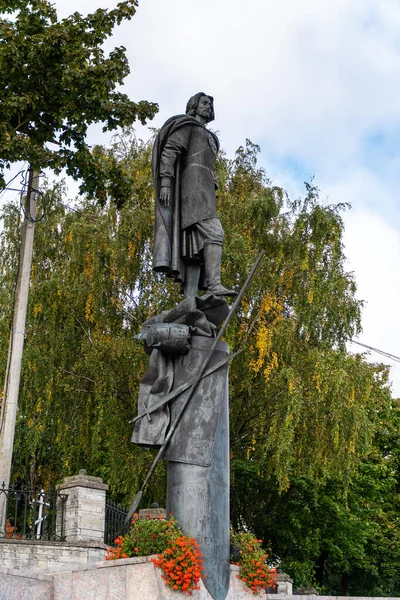 ロシアだ サンクトペテルブルク 2021年9月10日 スウェーデンとロシア軍のネヴァ戦いを記念して ウストイゾラ村のアレクサンダー ネフスキーへの記念碑 — ストック写真