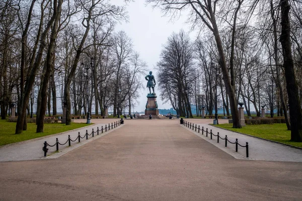 러시아 2020 항구에 전함들의 배경에 대항하여 공원에서 대왕에게 기념비 — 스톡 사진