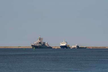 - Rusya. 25 Temmuz 2019. Donanma geçit töreninin provasında Kronstadt boyunca ilerleyen Rus savaş gemilerinin oluşumu..