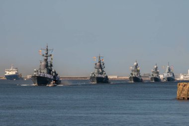 - Rusya. 25 Temmuz 2019. Donanma geçit töreninin provasında Kronstadt boyunca ilerleyen Rus savaş gemilerinin oluşumu..