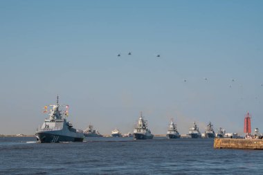 - Rusya. 25 Temmuz 2019. Donanma geçit töreninin provasında Kronstadt boyunca ilerleyen Rus savaş gemilerinin oluşumu..