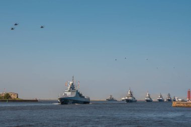 - Rusya. 25 Temmuz 2019. Donanma geçit töreninin provasında Kronstadt boyunca ilerleyen Rus savaş gemilerinin oluşumu..