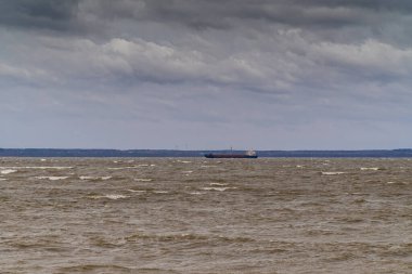 - Rusya. Kronstadt 'ta. 26 Ekim 2019. Kotlin Adası 'nın güney sahilleri kötü havalarda..