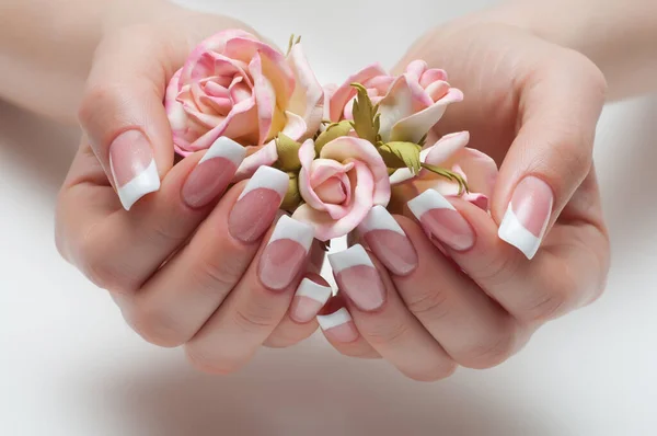 Französische Maniküre Mit Einer Rose Der Hand Auf Langen Quadratischen — Stockfoto