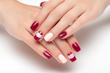 Burgundy, beyaz manikür, beyaz arka planda beyaz kare tırnaklı beyaz monogram. Jel manikürü.