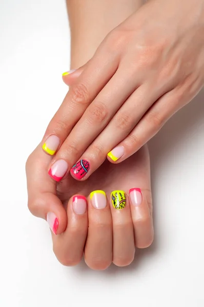 明亮的夏季指甲设计 法国色彩的黄色 珊瑚的指甲装饰在一个白色背景的短正方形钉子密切合作 无名指上画的梦捕手 — 图库照片