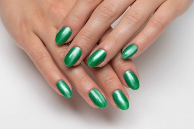 Uzun oval ve keskin tırnaklı manikür yeşil kedi gözü.