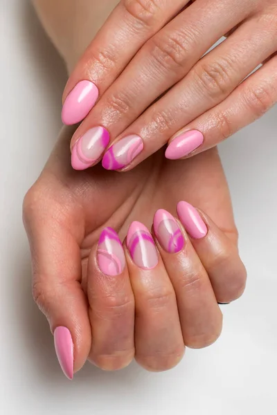 Delicata Manicure Francese Rosa Con Dipinto Viola Unghie Lunghe Affilate — Foto Stock