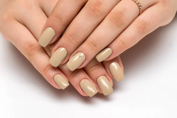 Delicata Manicure Beige Con Cremisi — Foto Stock