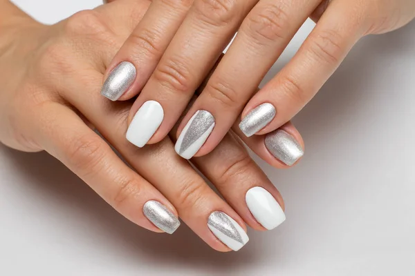 Manicure Prata Branco Com Triângulos Pregos Longos Quadrados — Fotografia de Stock