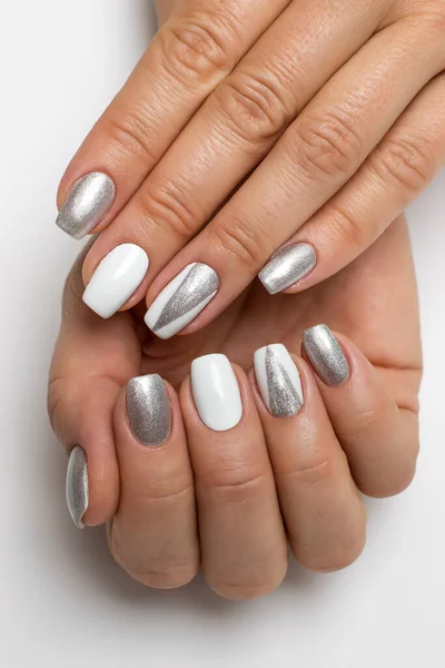 Biały Srebrny Manicure Trójkątami Kwadratowych Paznokciach — Zdjęcie stockowe