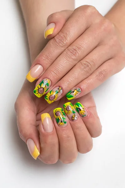 Verão Manicure Francês Amarelo Com Faíscas Girassóis Pintados Vespas Pregos — Fotografia de Stock