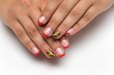 Beyaz arka planda kısa kare çiviler üzerine boyanmış ayçiçekleri olan kırmızı yaz manikürü.