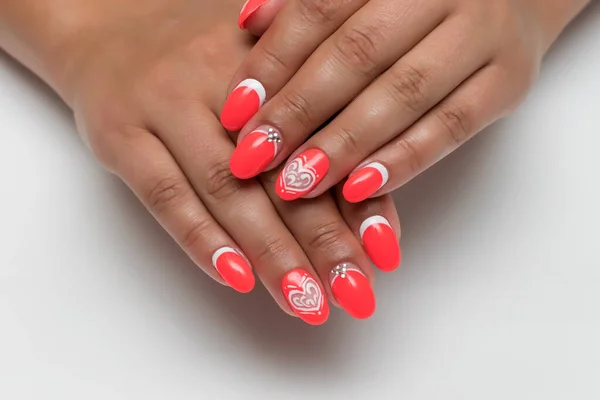 Manicure Rossa Bianca Anni Con Cuore Bianco Cristalli Unghie Ovali — Foto Stock