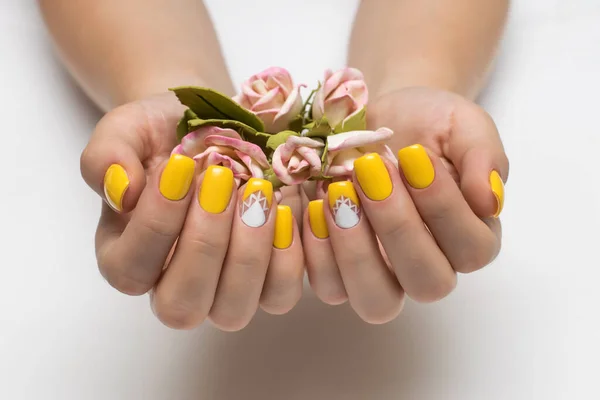 Unhas Amarelas Com Triângulos Brancos Pregos Curtos Quadrados Com Flores — Fotografia de Stock