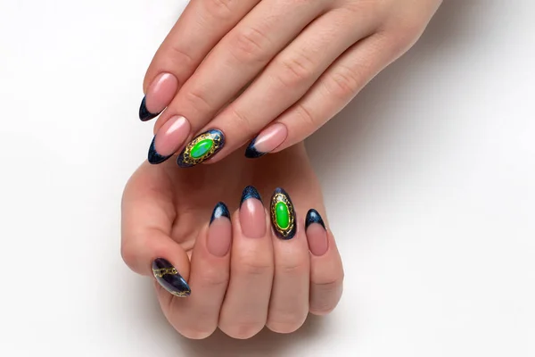 Manicura Francesa Azul Con Broche Oro Con Piedra Verde —  Fotos de Stock