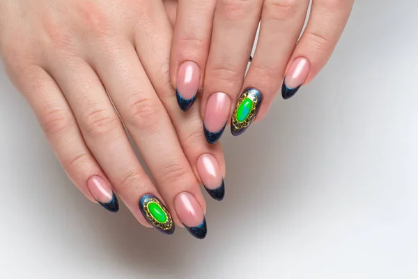 Manicure Francês Azul Com Broche Ouro Com Uma Pedra Verde — Fotografia de Stock