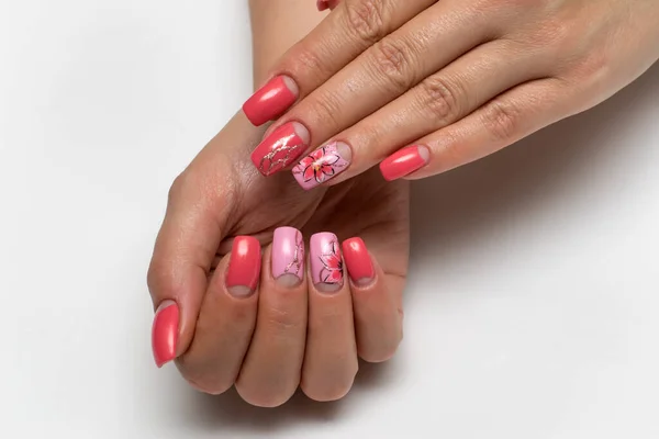 Delicado Manicura Rosa Con Flores Pintadas Telaraña Dorada Clavos Cuadrados —  Fotos de Stock