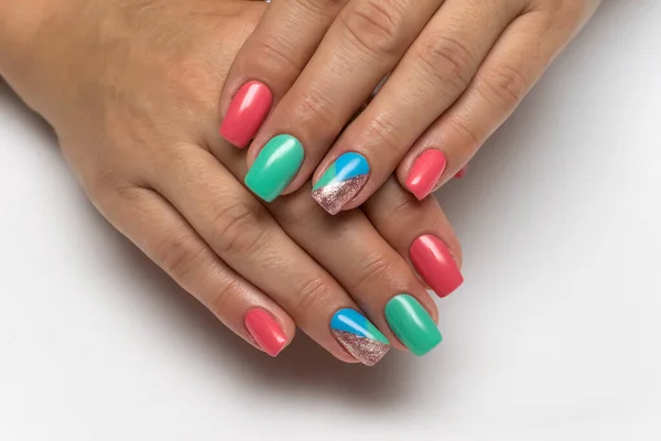 Brillante Manicure Blu Rosa Oro Verde Menta Con Triangoli Lunghe — Foto Stock