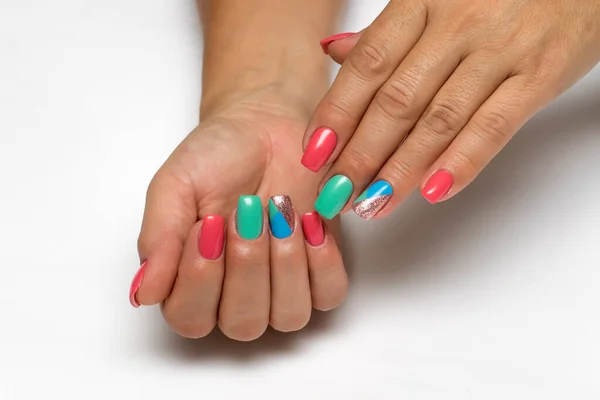 Brillante Manicure Blu Rosa Oro Verde Menta Con Triangoli Lunghe — Foto Stock