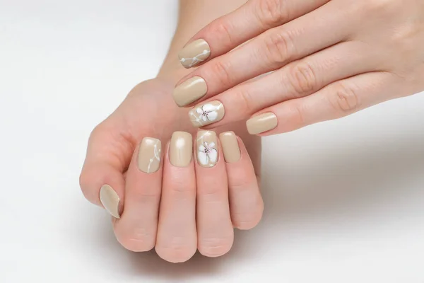 Crema Manicure Beige Unghie Corte Quadrate Con Orchidee Bianche Dipinte — Foto Stock