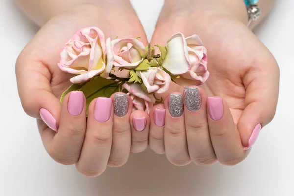 Roze Manicure Met Zilveren Pailletten Vierkante Nagels Met Rozen Palmen — Stockfoto