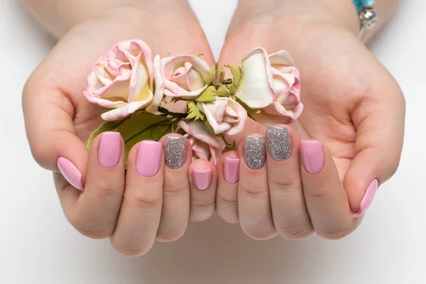 Manicure Rosa Con Paillettes Argento Unghie Quadrate Con Rose Palme — Foto Stock