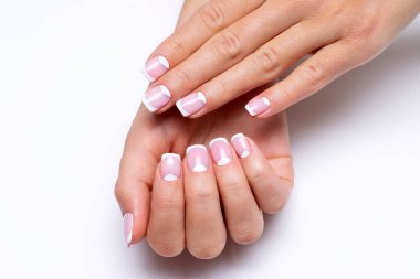 Kısa kare çivili gümüş manikür. 