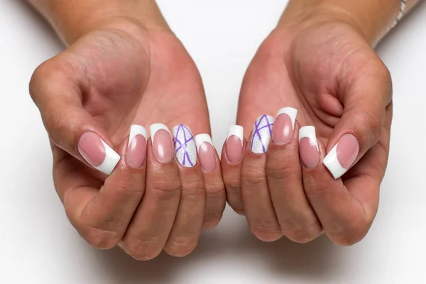 Francuski Biały Manicure Fioletowymi Paskami Bezimiennych Paznokciach Długich Kwadratowych Paznokciach — Zdjęcie stockowe