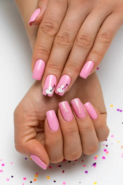 Manicure Delicatamente Rosa Con Scintille Con Cuori Dipinti Frecce Unghie — Foto Stock