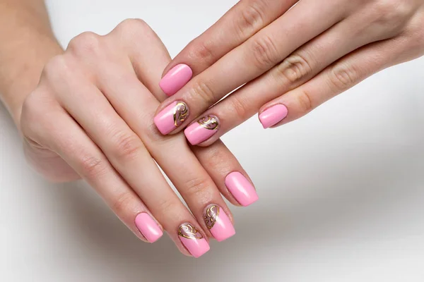 Różowy Manicure Złotym Wzorem Długich Kwadratowych Paznokciach — Zdjęcie stockowe