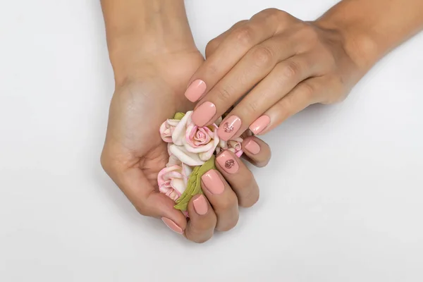 Roze Manicure Met Gouden Harten Naamloze Vingers Korte Nagels — Stockfoto