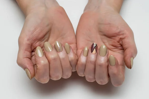 Manicura Beige Verano Uñas Ovaladas Cortas Con Una Raya Oro —  Fotos de Stock