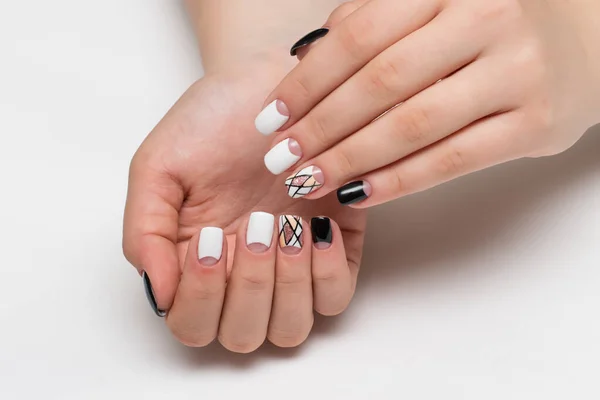 Manicura Negra Blanca Verano Con Diseño Rayas Finas Lentejuelas Geometría —  Fotos de Stock