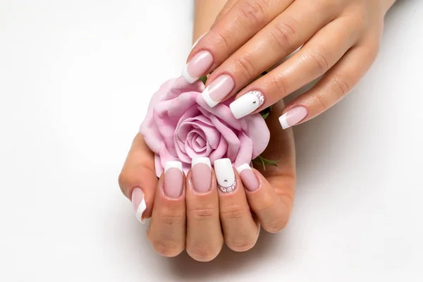 Matrimonio Francese Manicure Bianca Con Rose Bianche Unghie Lunghe Quadrate — Foto Stock