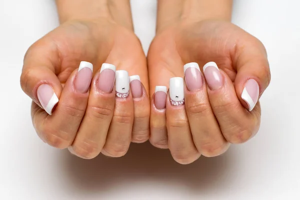 Boda Manicura Blanca Francesa Con Rosas Blancas Clavos Cuadrados Largos — Foto de Stock