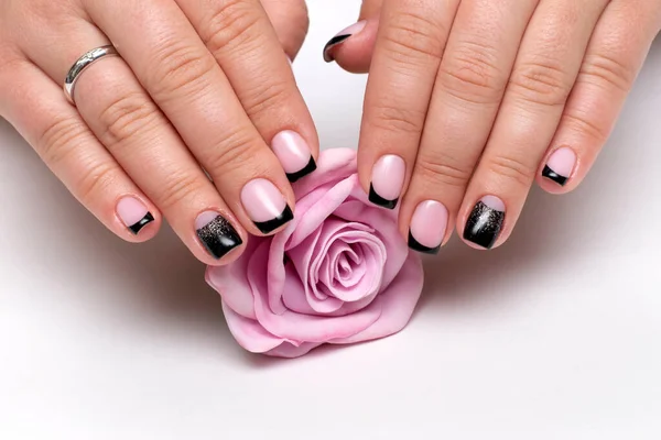 Primo Piano Manicure Francese Nera Con Scintille Argento Sulle Dita — Foto Stock