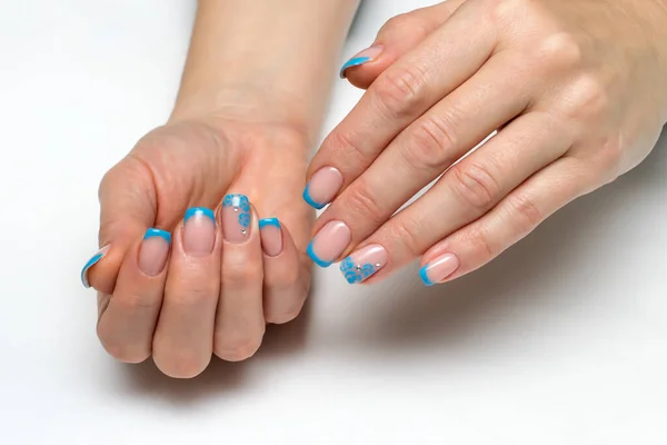 Manicure Francese Blu Con Fiori Cristalli Unghie Corte Quadrate — Foto Stock