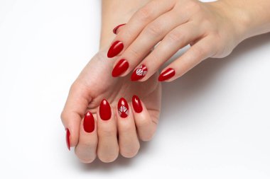 Yüzüksüz parmaklarında gümüş eşkenar dörtgen olan kırmızı manikür. Keskin uzun tırnaklı Burgundy manikürü. Beyaz arka planda yakın plan.