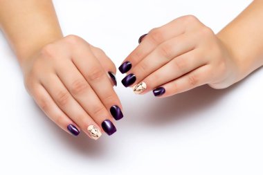 Kedi gözü koyu mor manikür, kare şeklinde uzun tırnaklar, beyaz arka planda yakın plan. Beyaz yüzüksüz parmak ve boyalı tilki. Soyutlama.